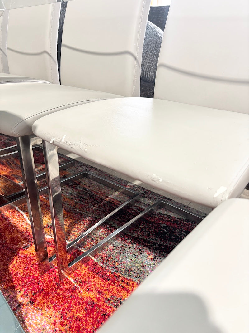 Mesa de jantar e cadeiras