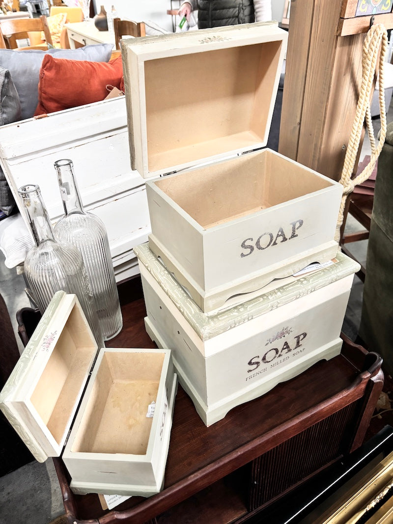 Três caixas de sabão