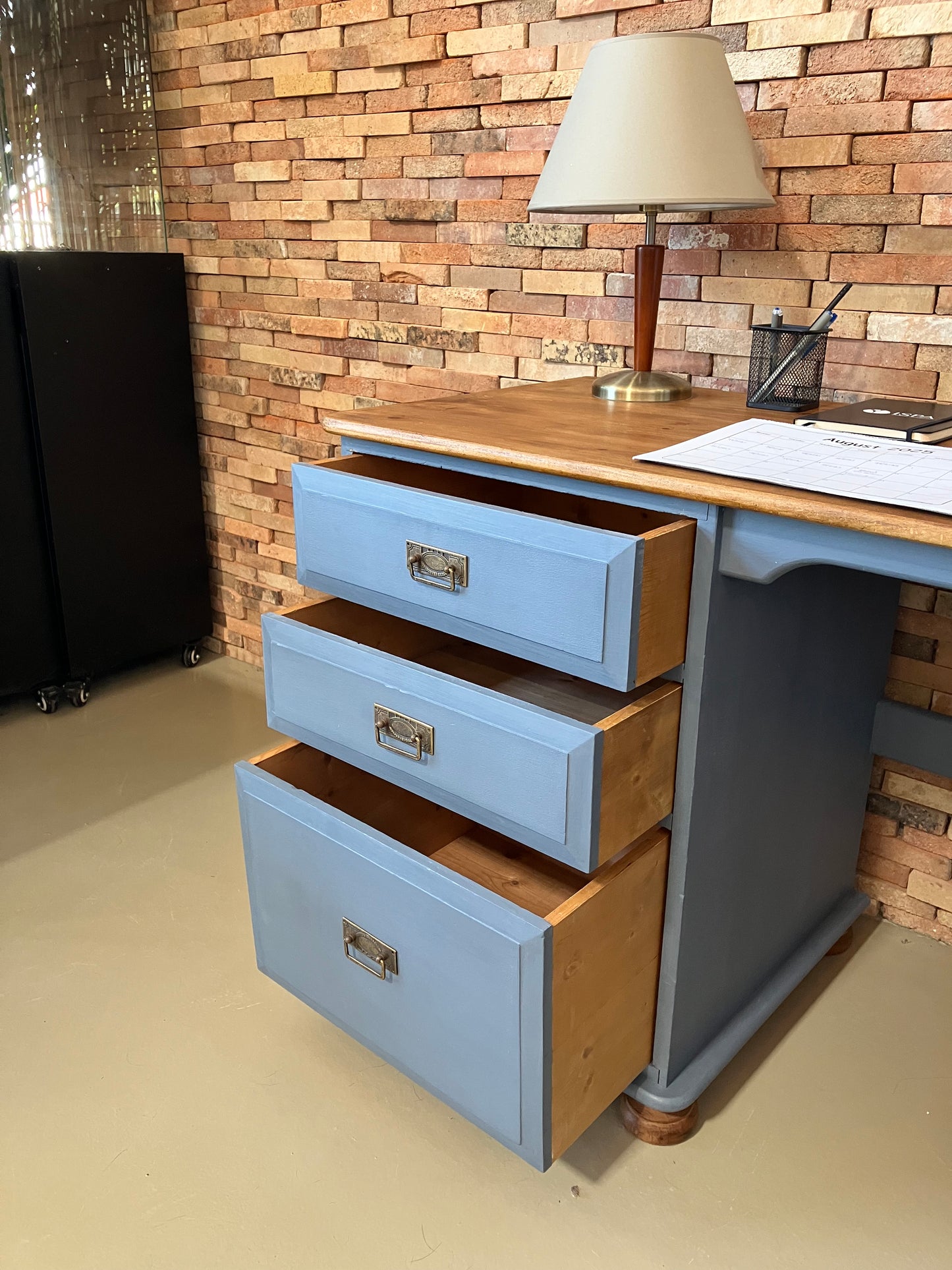 Second Hand Desk In The Algarve
