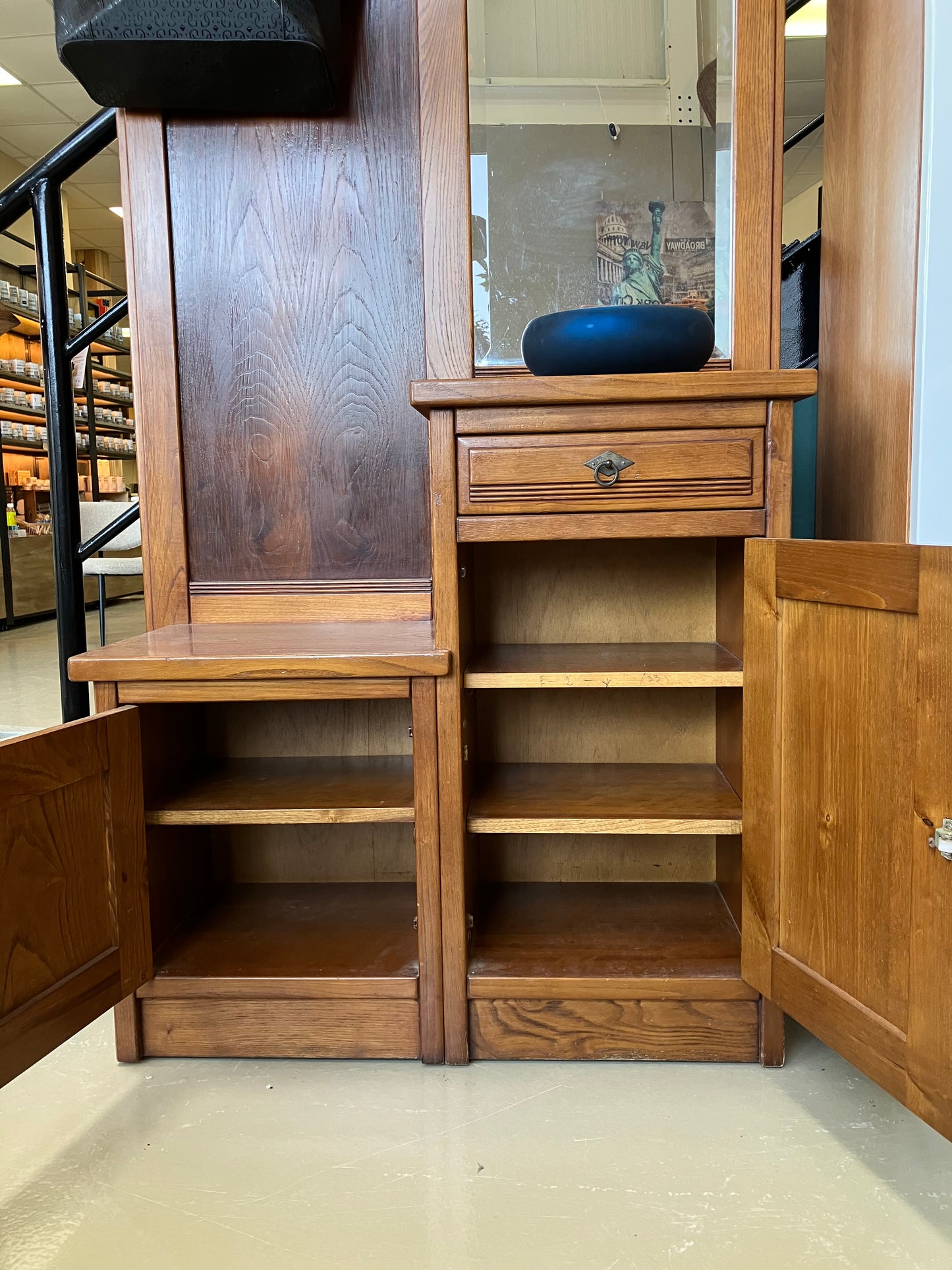 Second Hand Cabinet With Mirrow In The Algarve