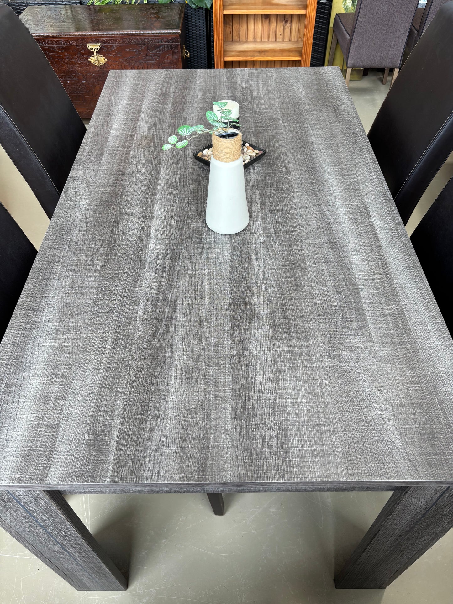 Mesa e cadeiras