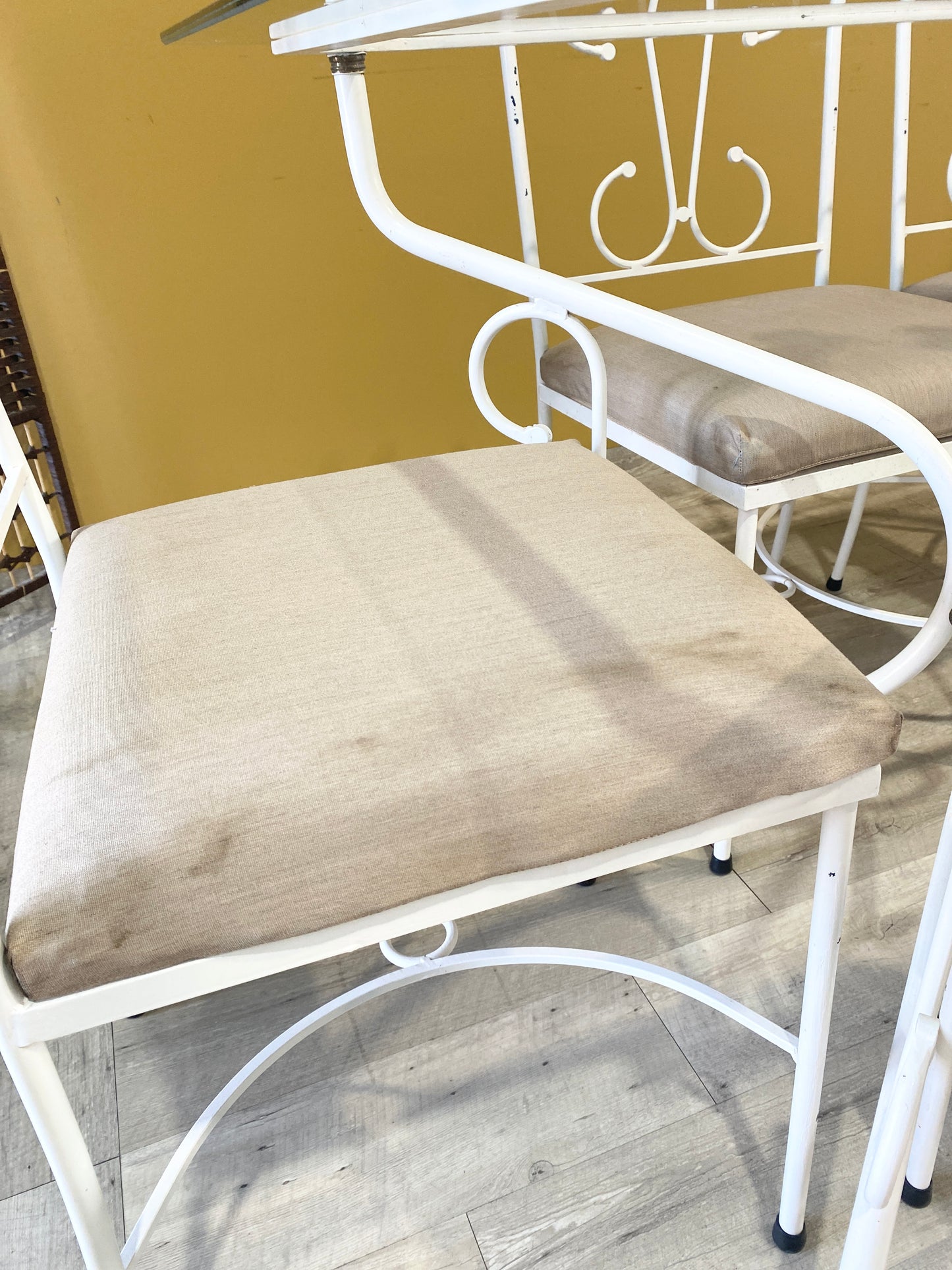 Mesa e cadeiras