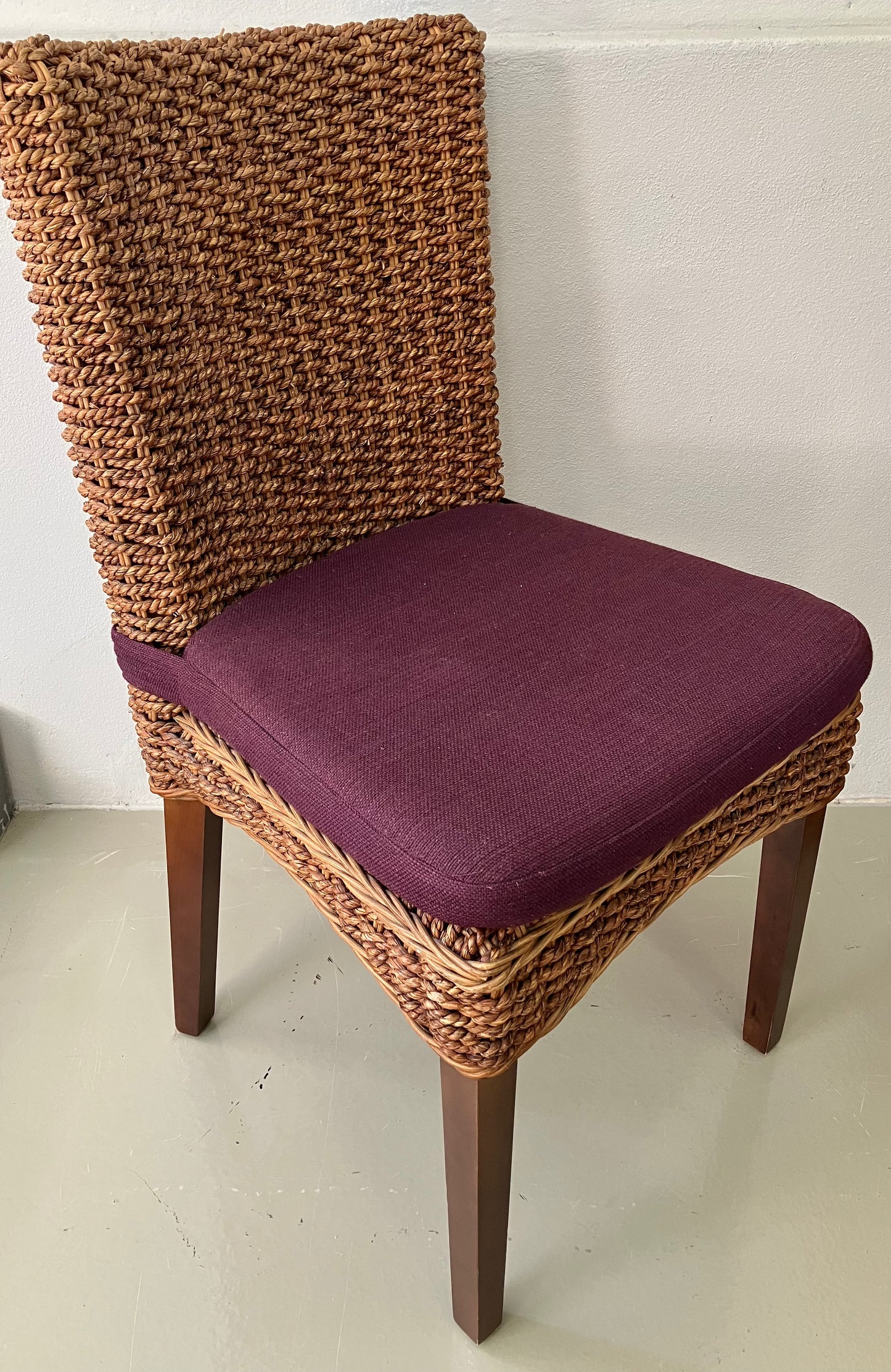 Mesa de jantar e cadeiras