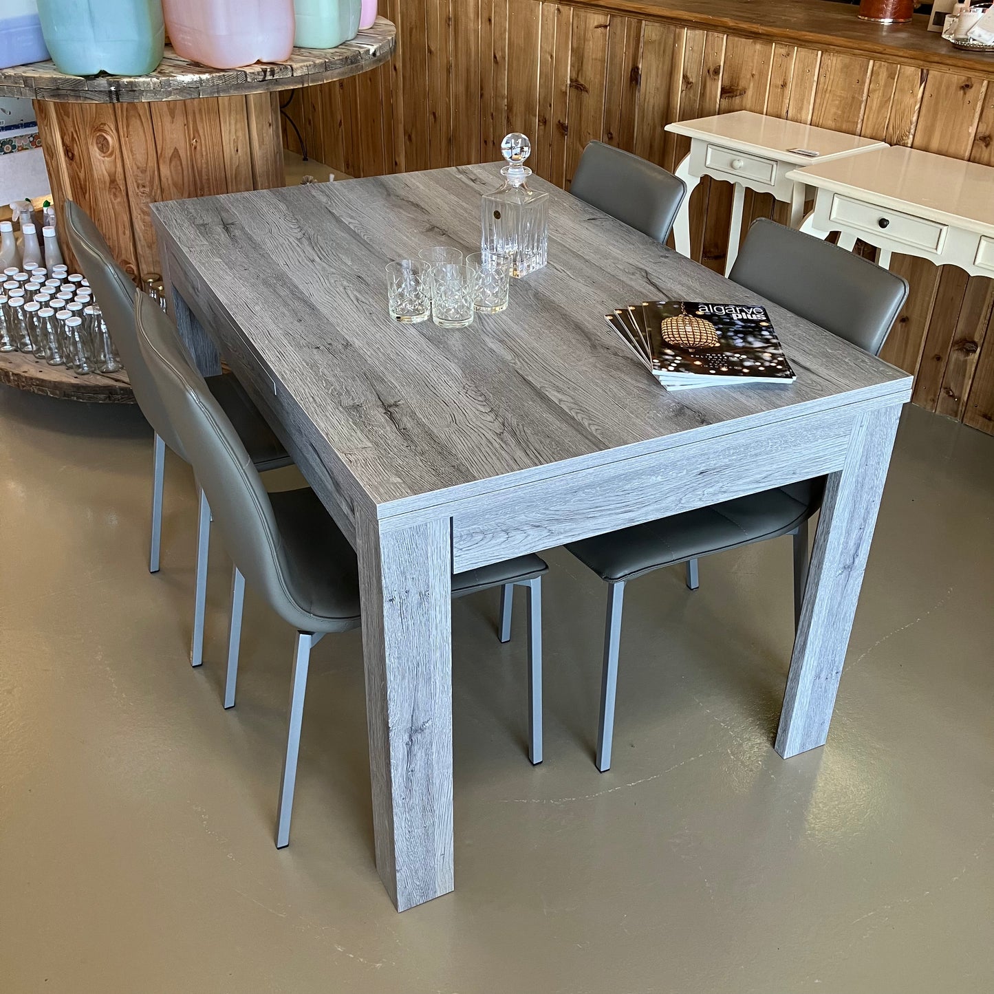 Mesa de jantar e cadeiras