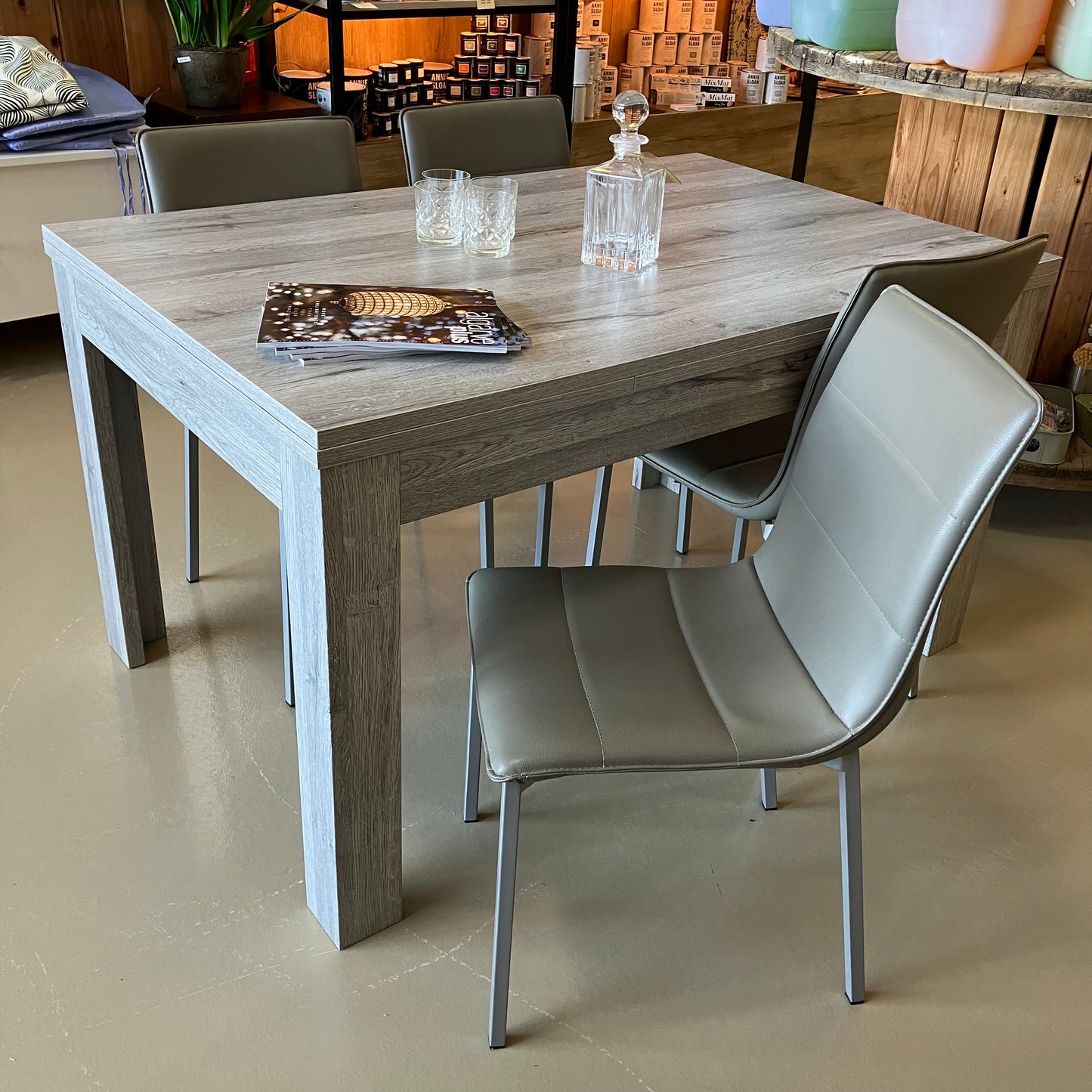 Mesa de jantar e cadeiras