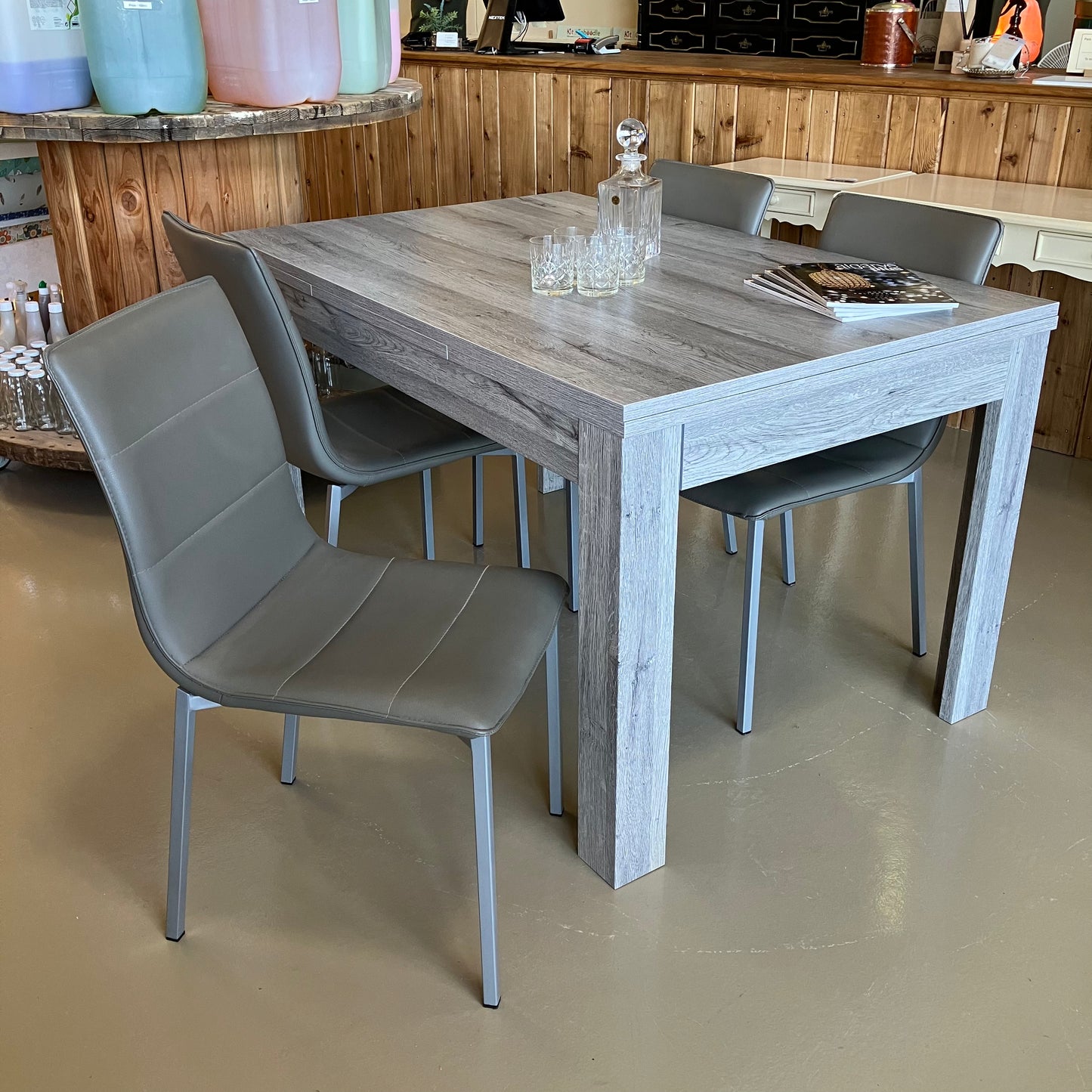 Mesa de jantar e cadeiras