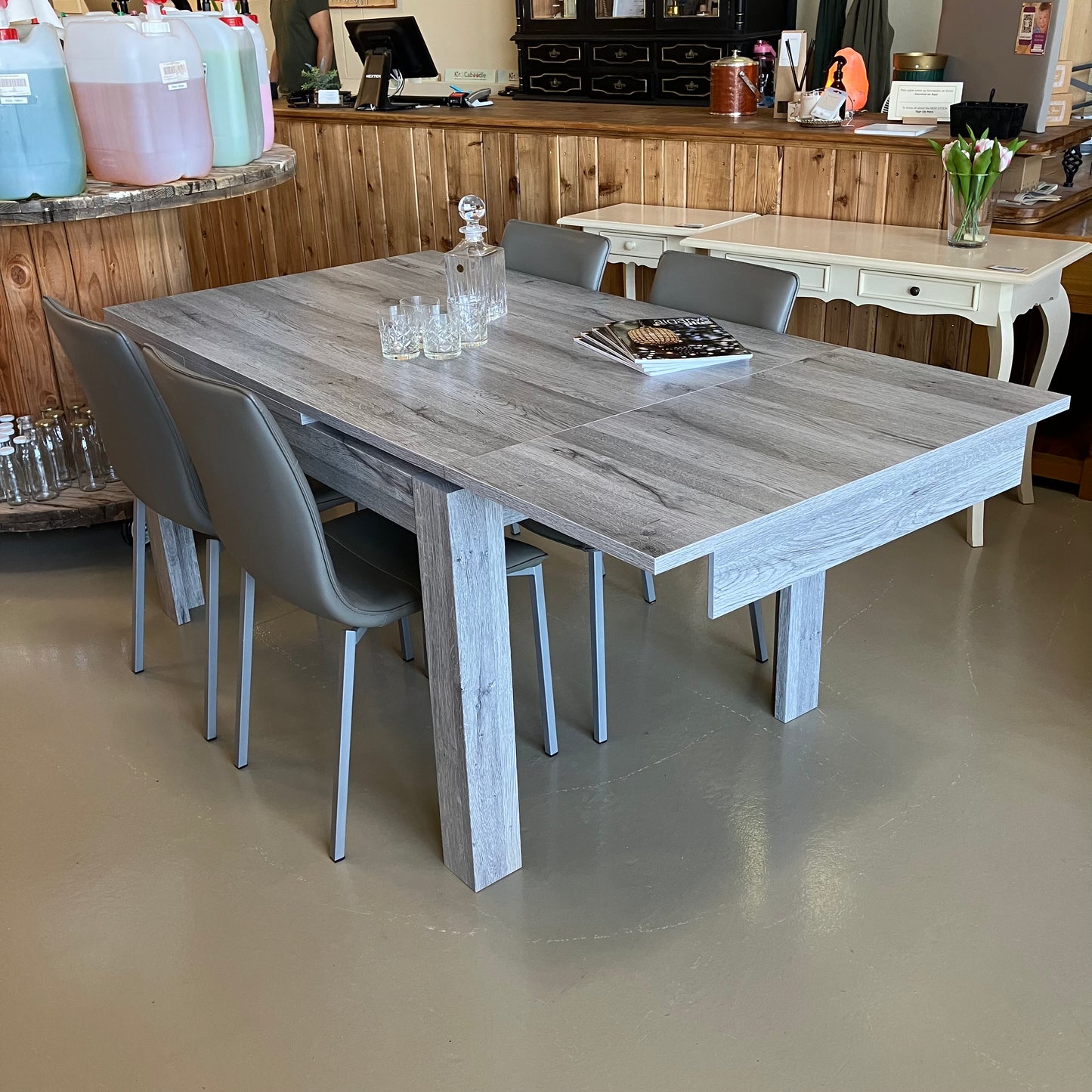 Mesa de jantar e cadeiras