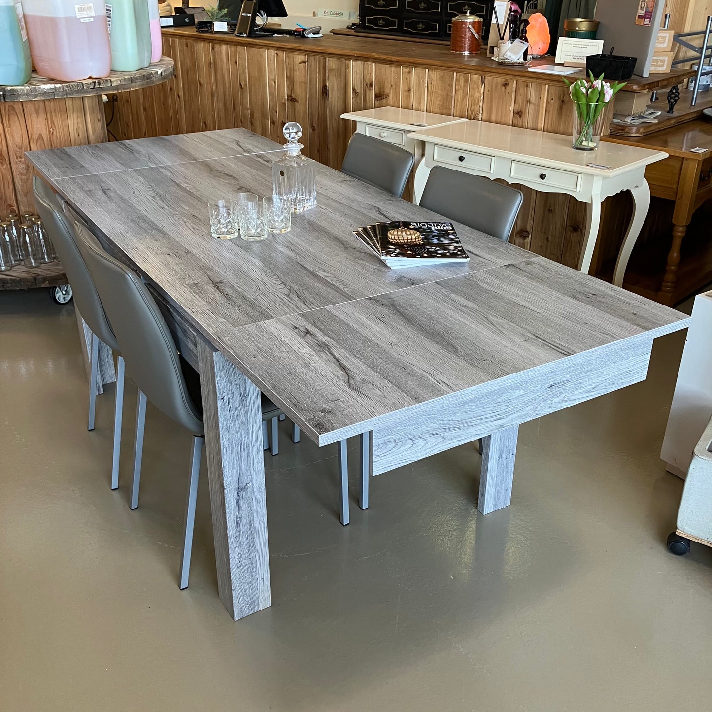 Mesa de jantar e cadeiras