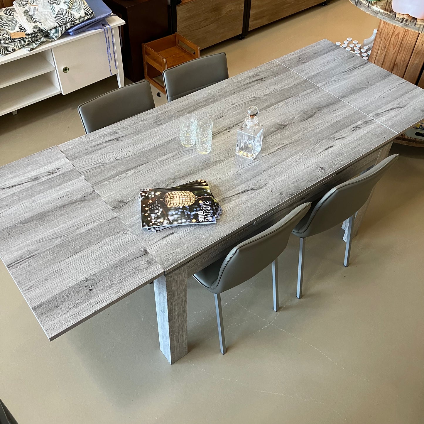 Mesa de jantar e cadeiras