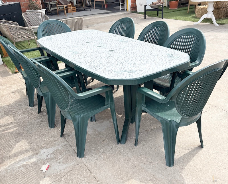 Table & Chairs