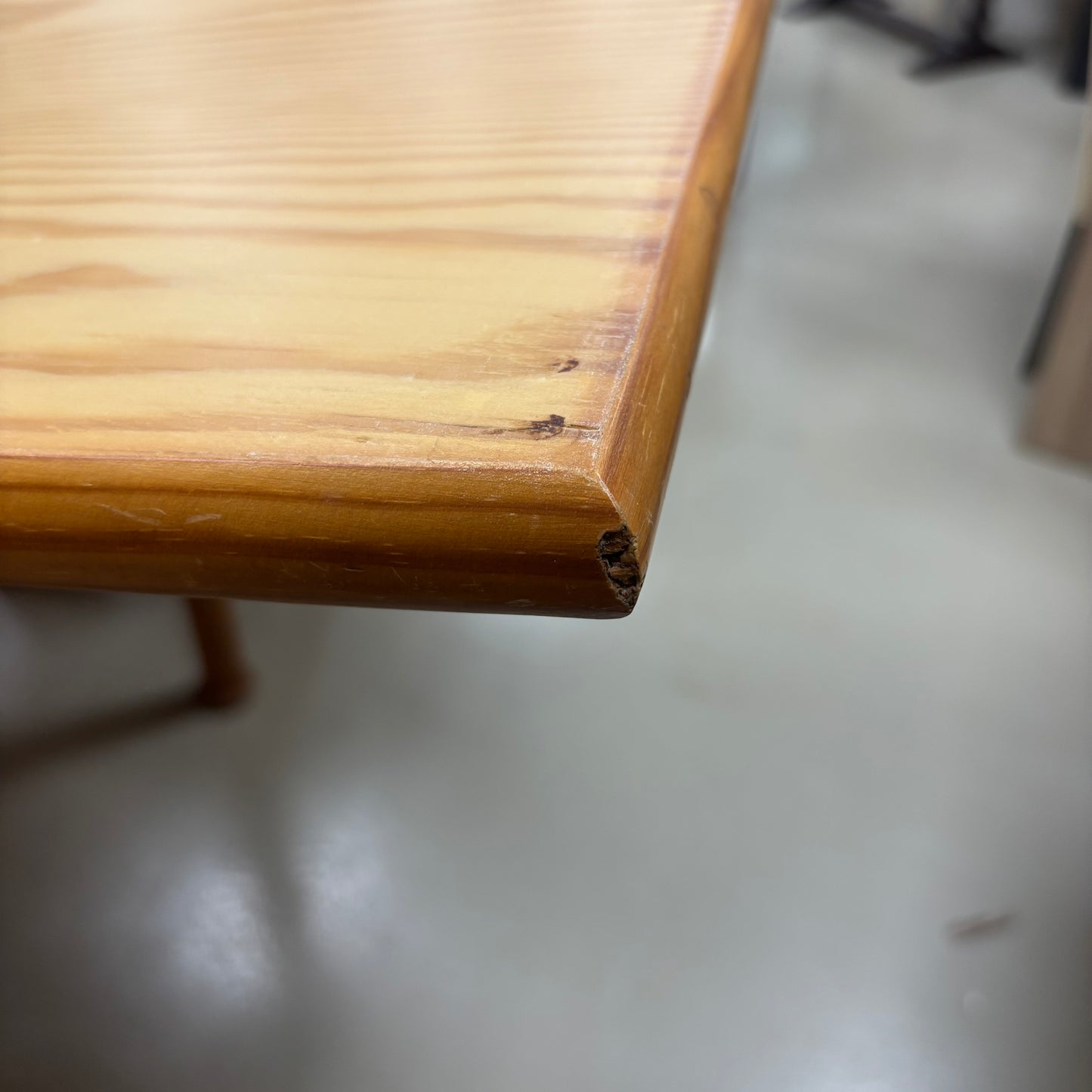Table & Chairs