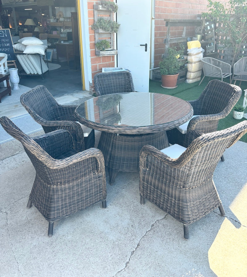 Table & Chairs