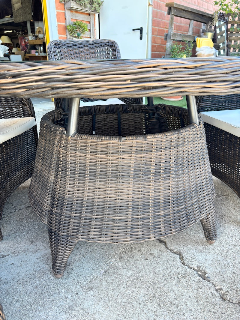 Table & Chairs