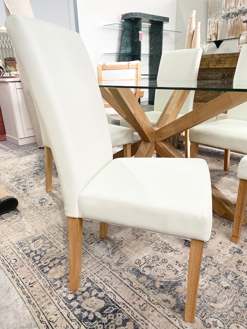 Mesa de jantar e cadeiras