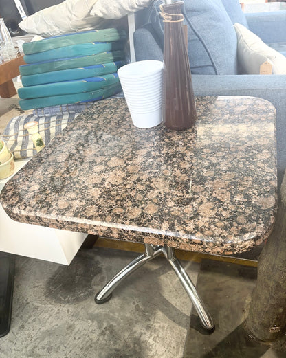 Par de mesas de apoio