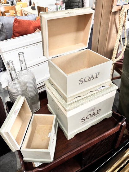 Três caixas de sabão