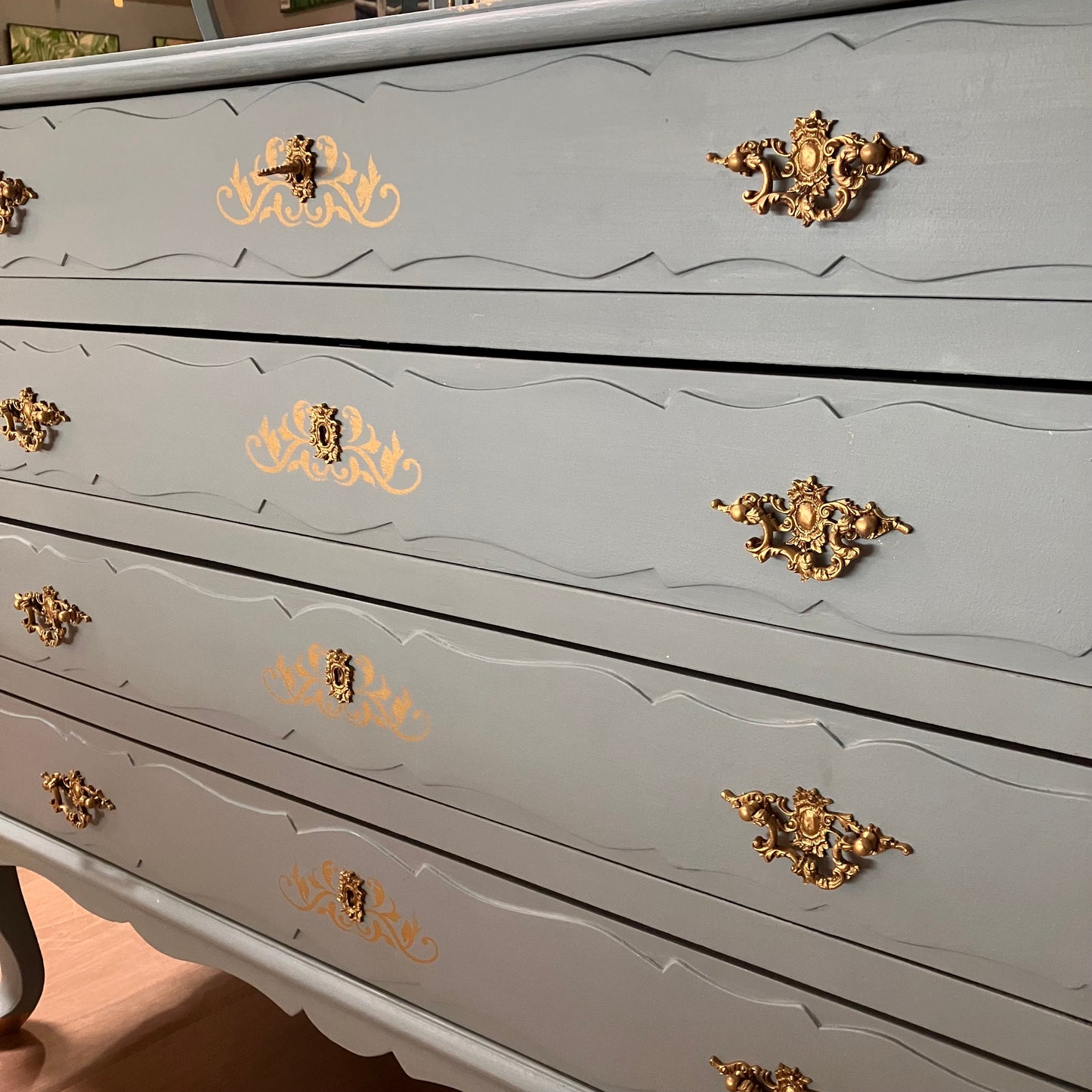 Chest of Drawers with Mirror