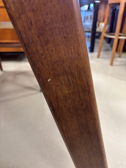 Table & Chairs