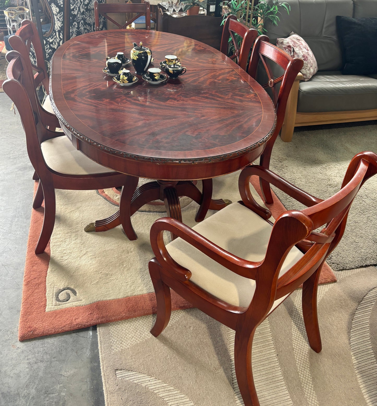 Mesa de jantar e cadeiras 