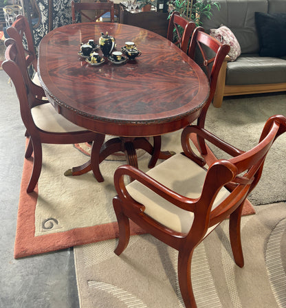 Mesa de jantar e cadeiras 