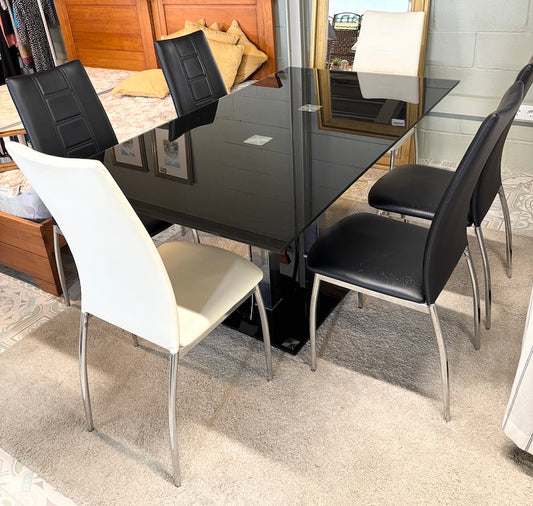 Table & Chairs