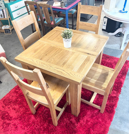 Mesa e cadeiras