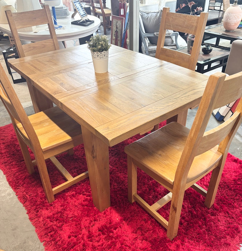 Mesa e cadeiras