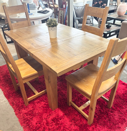 Mesa e cadeiras