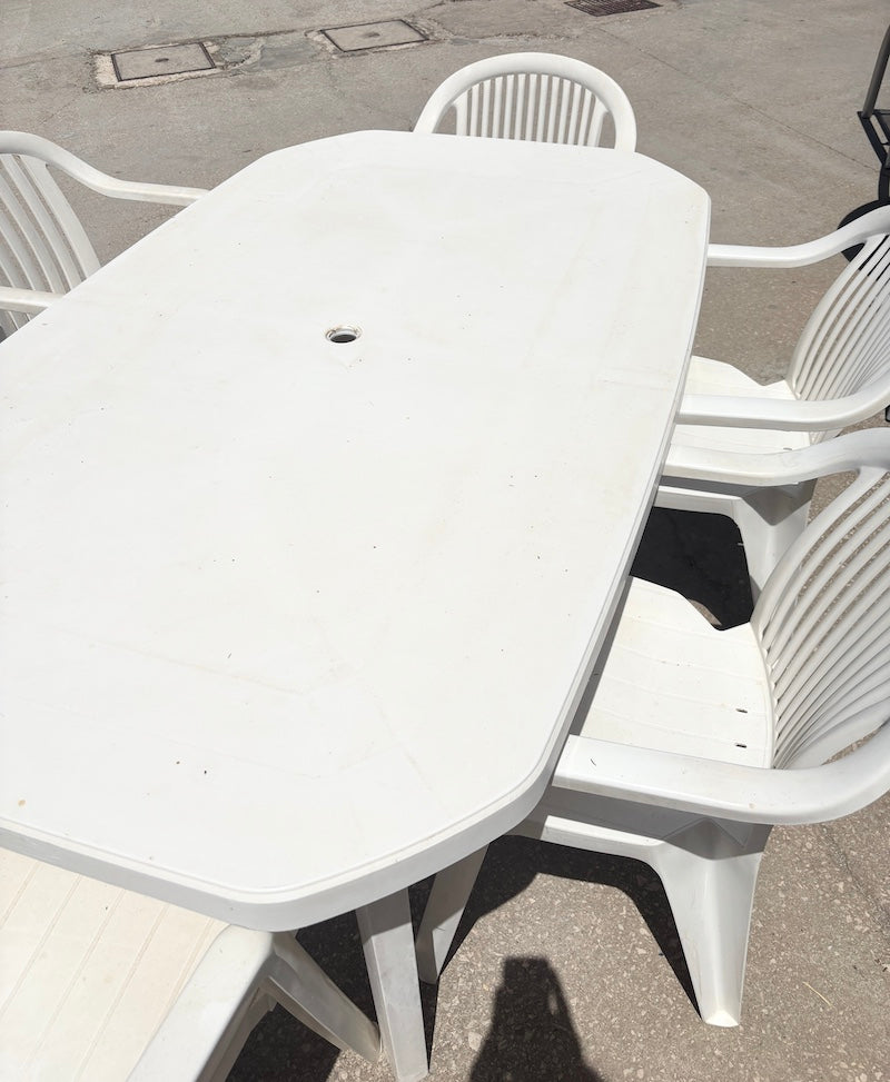 Table & Chairs