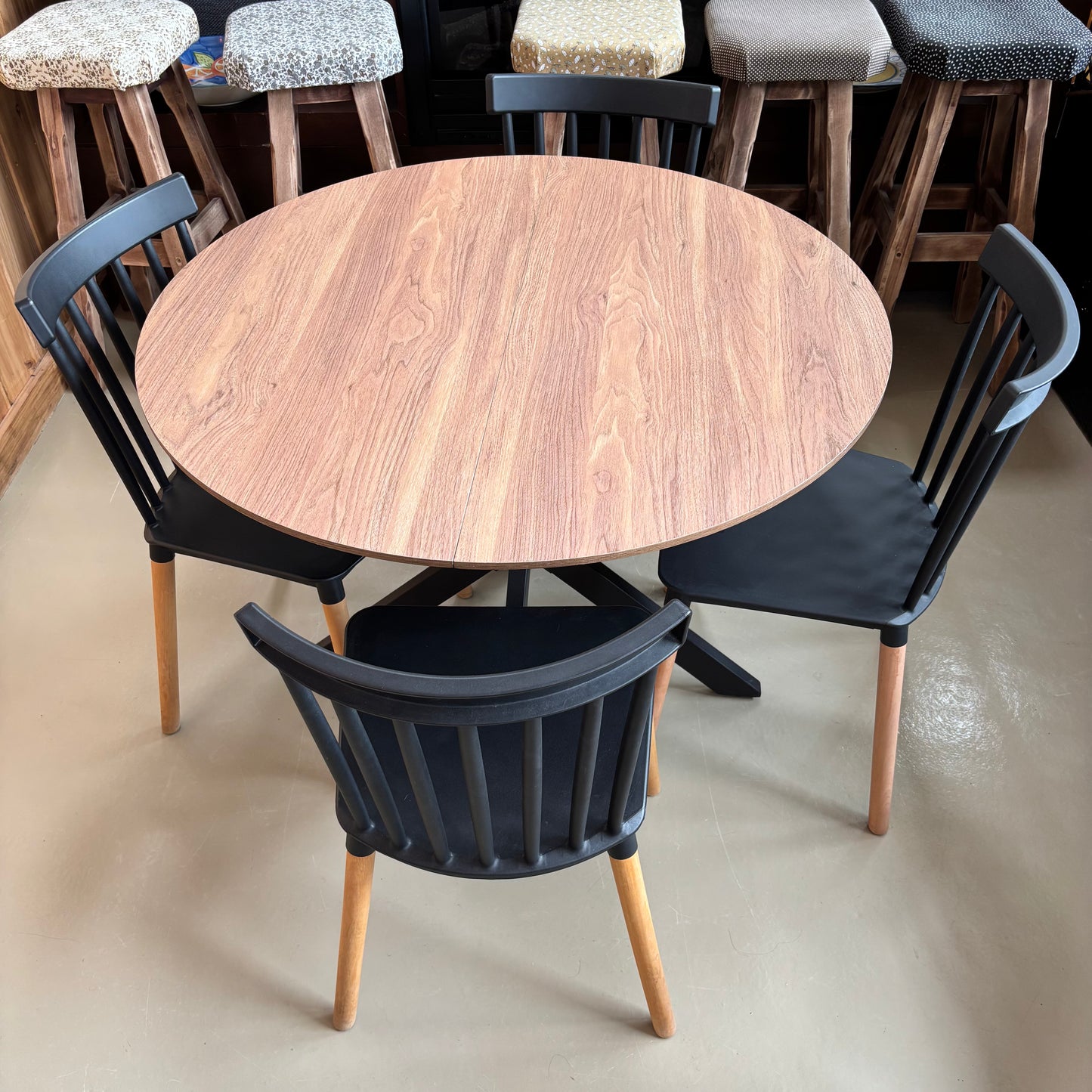 Table & Chairs
