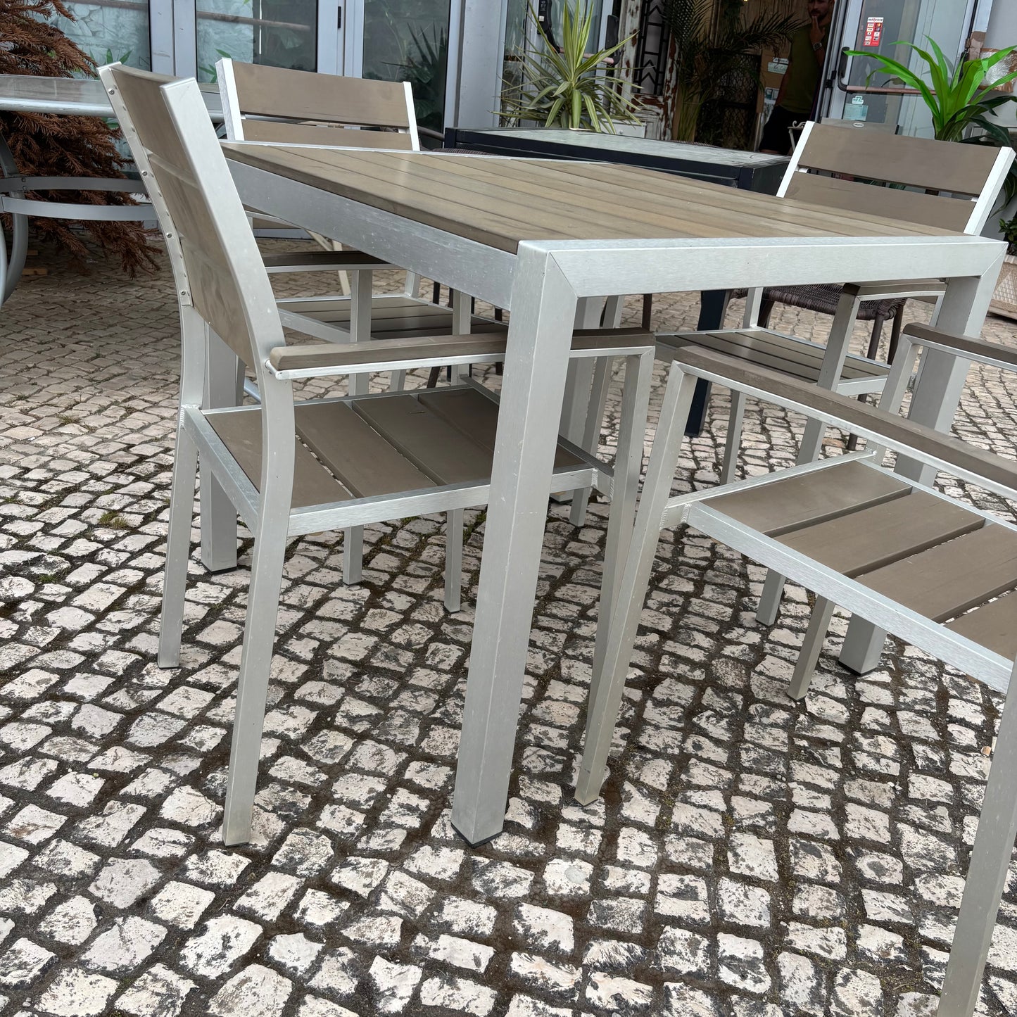 Table & Chairs
