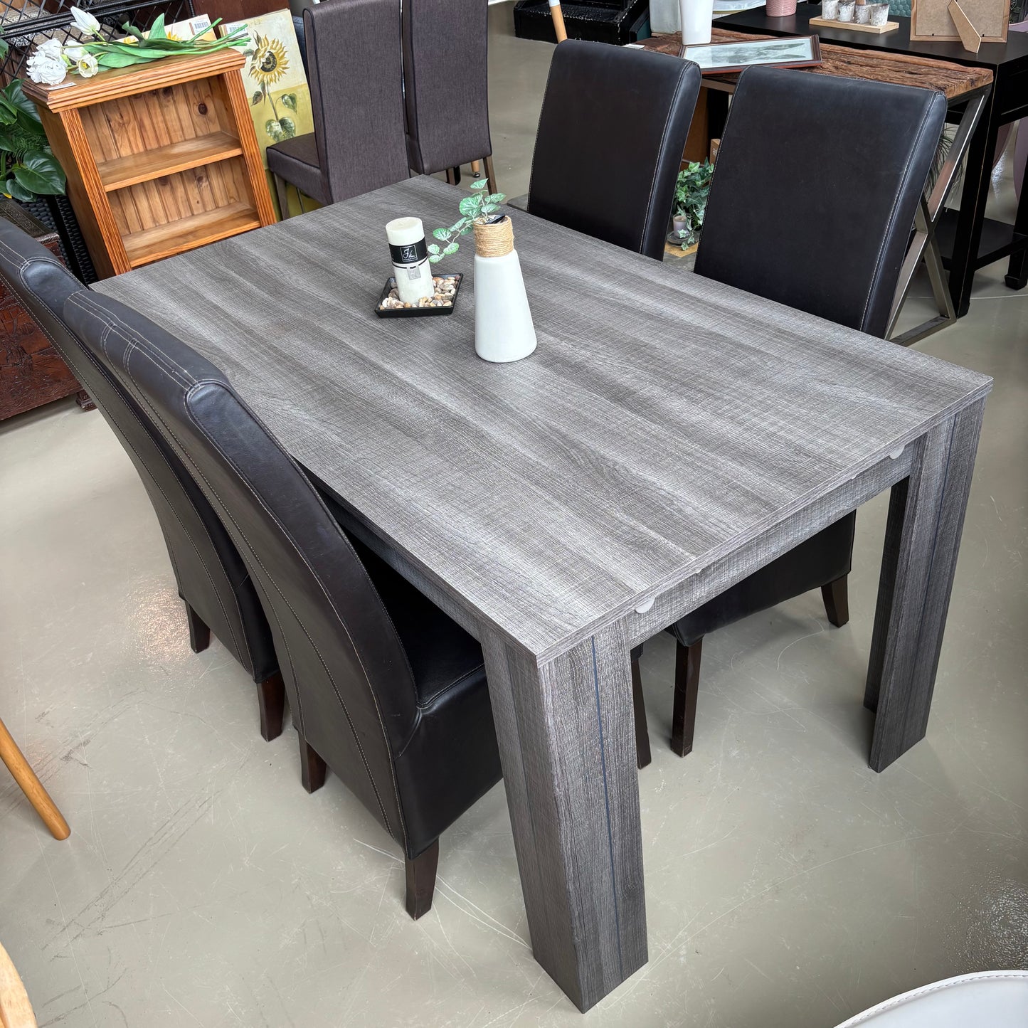 Mesa e cadeiras