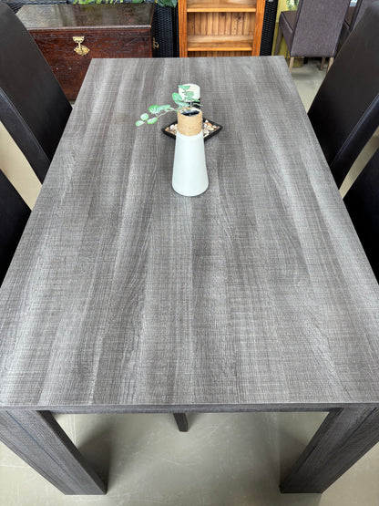 Mesa e cadeiras