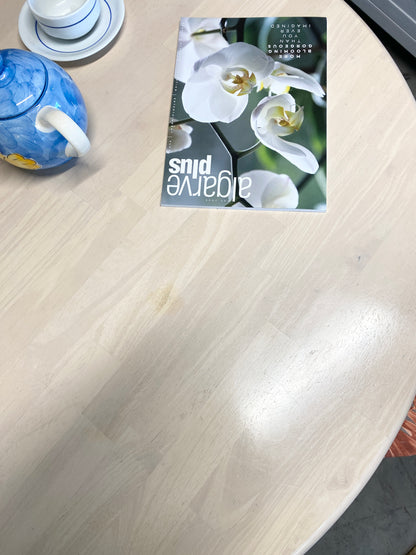 Mesa e cadeiras