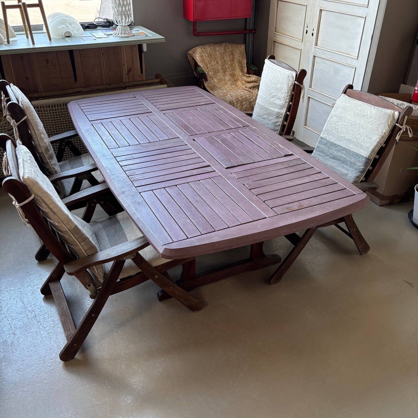 Table & Chairs