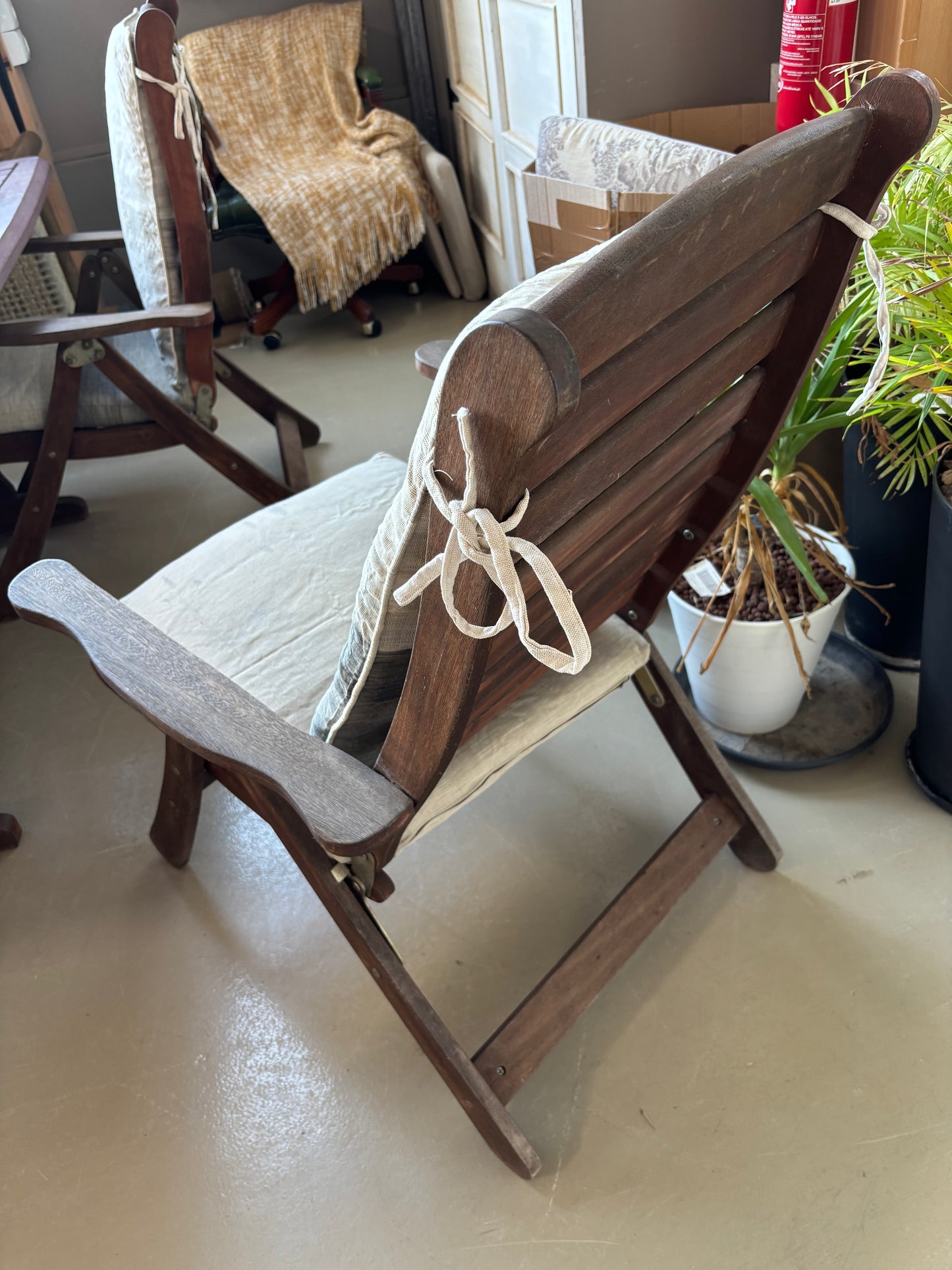 Table & Chairs