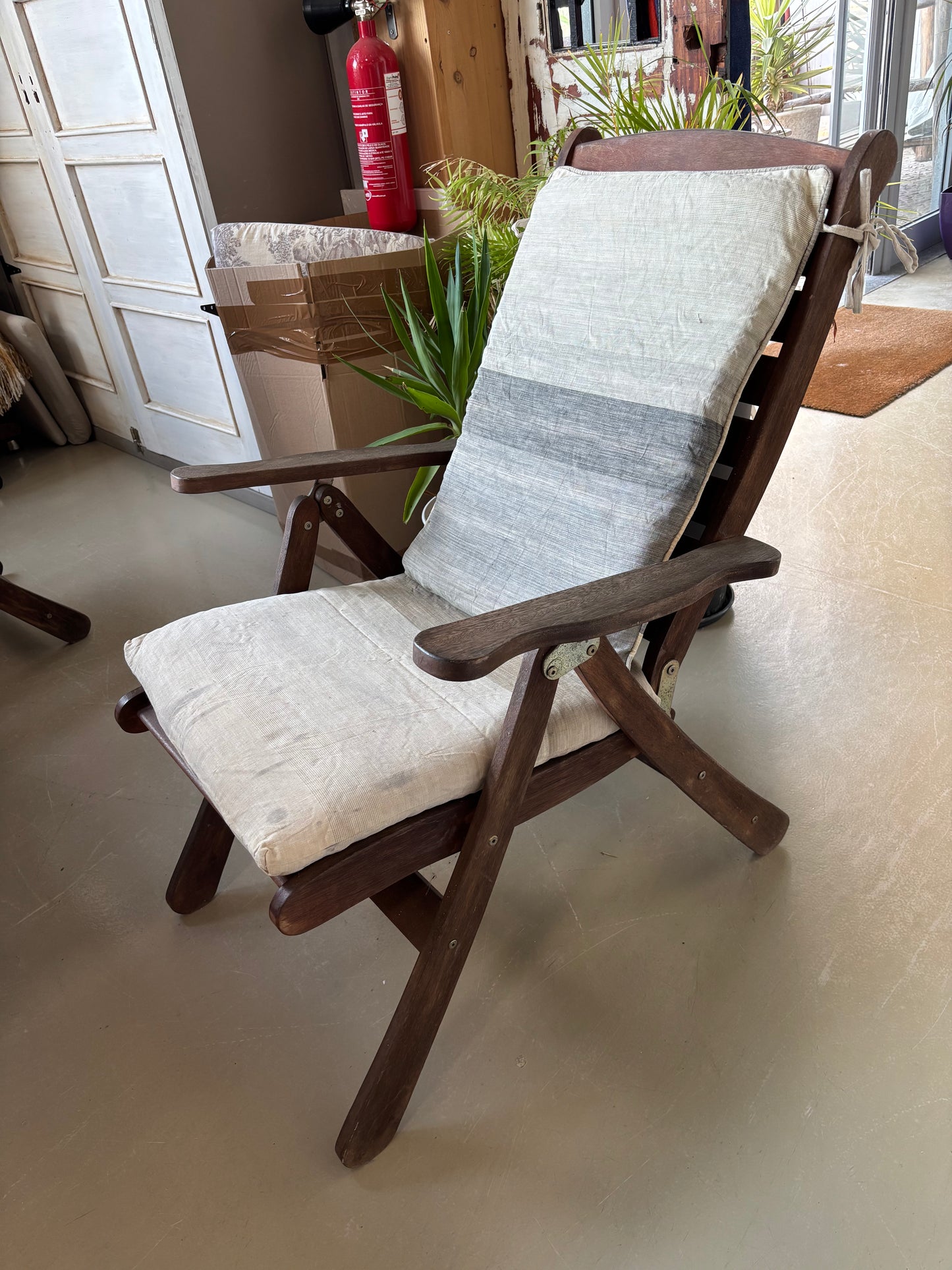 Table & Chairs