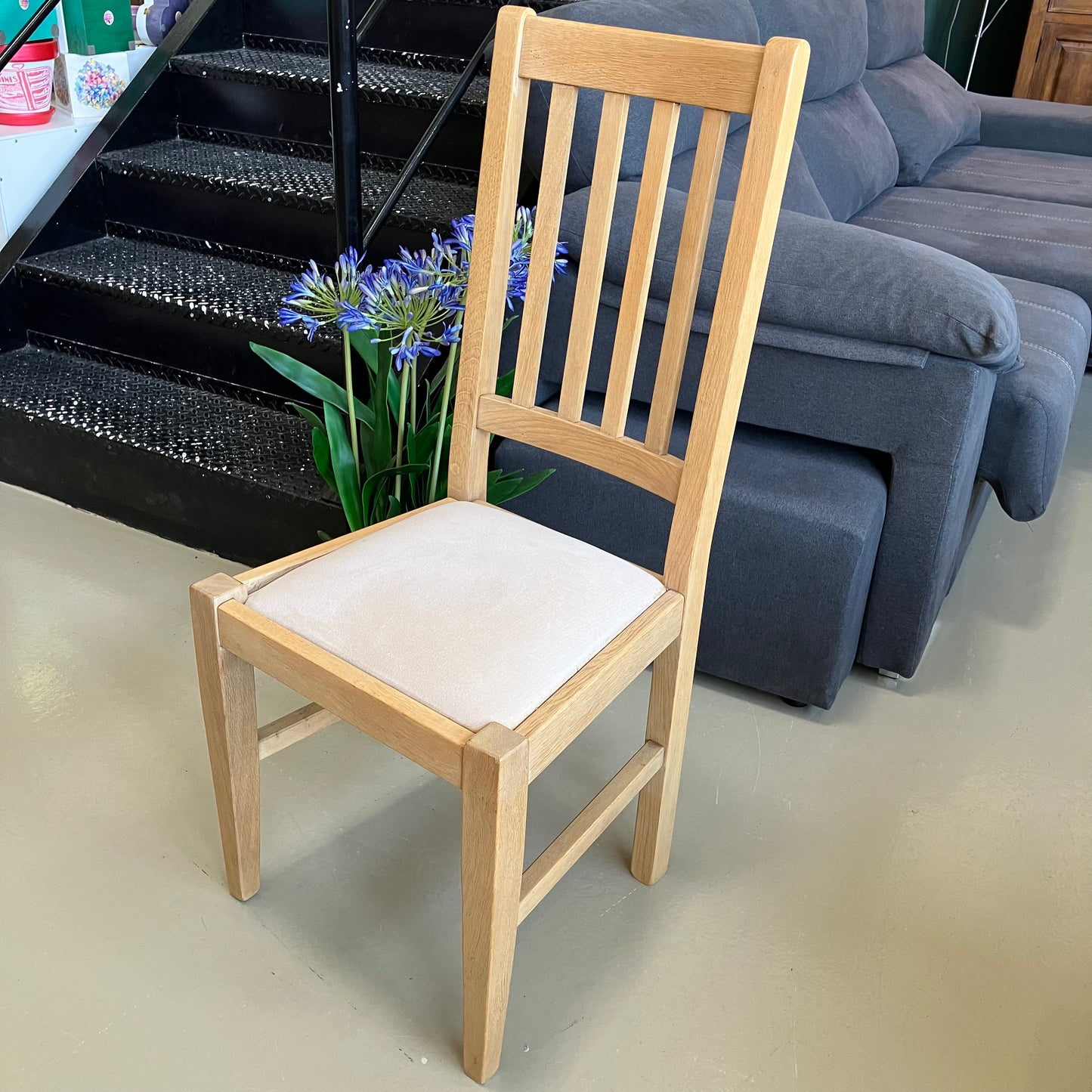 Table & Chairs