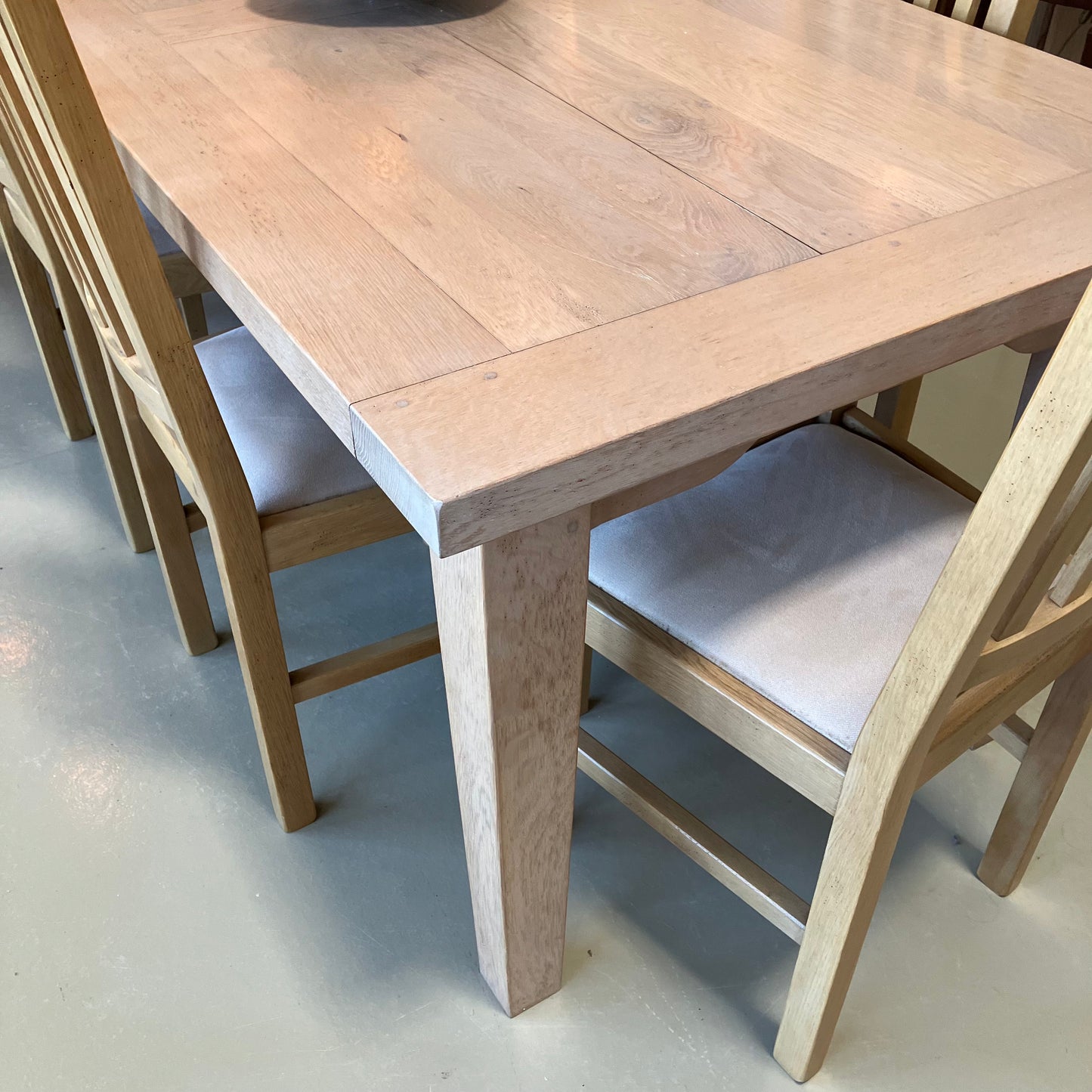 Table & Chairs