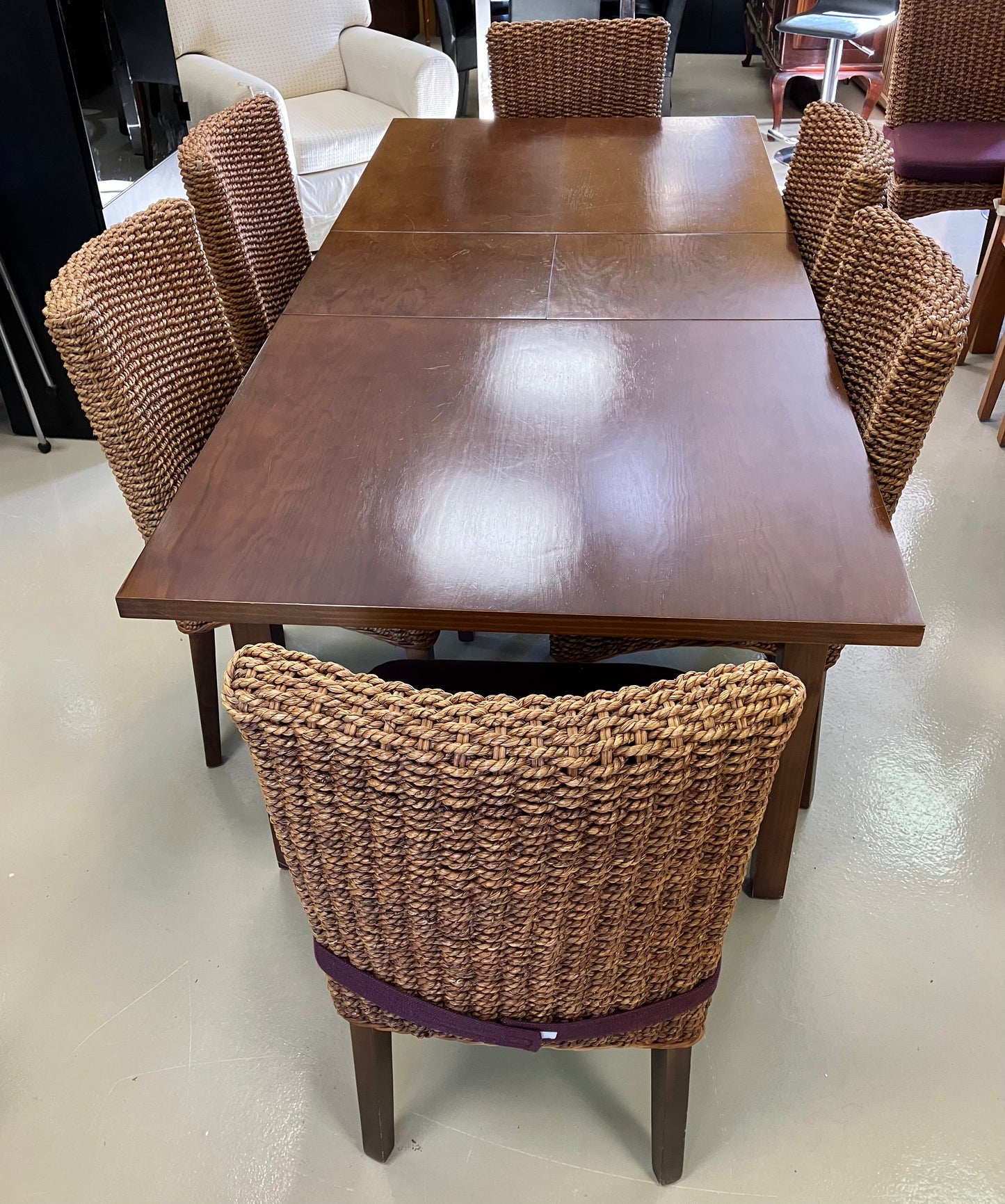 Mesa de jantar e cadeiras