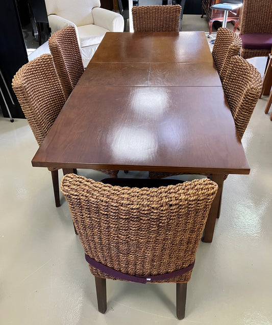 Mesa de jantar e cadeiras