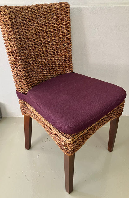 Mesa de jantar e cadeiras