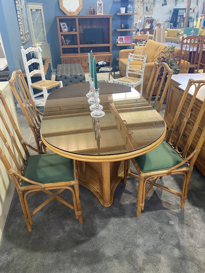  Mesa de jantar e cadeiras