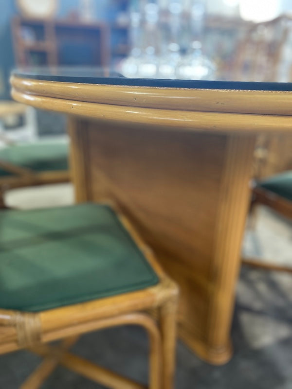  Mesa de jantar e cadeiras
