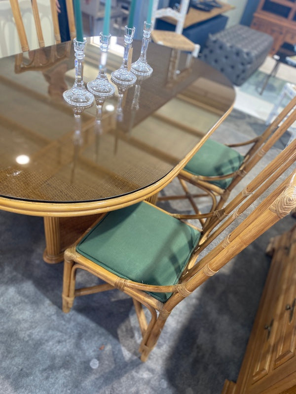  Mesa de jantar e cadeiras