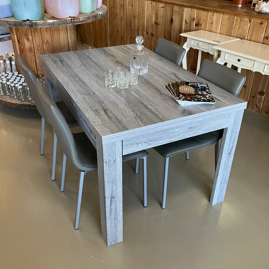 Mesa de jantar e cadeiras